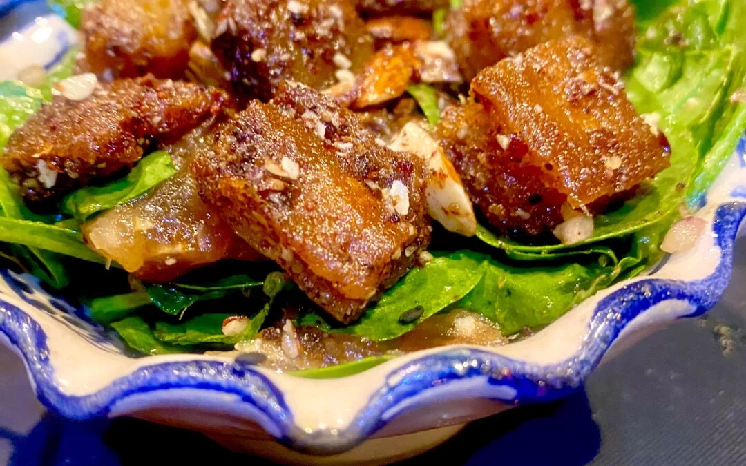 Spinach salad with sour/sweet marinated date, almonds and crunchy pita