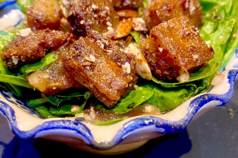 Spinach salad with sour/sweet marinated date, almonds and crunchy pita