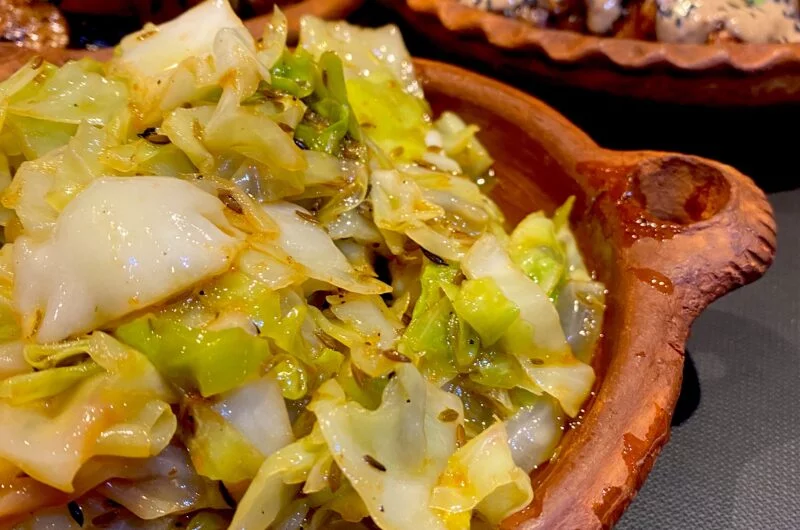 Marokkaanse spitskool met harissa en komijnzaad