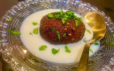Kruidige kibbeh balletjes van pompoen met gemberyoghurt