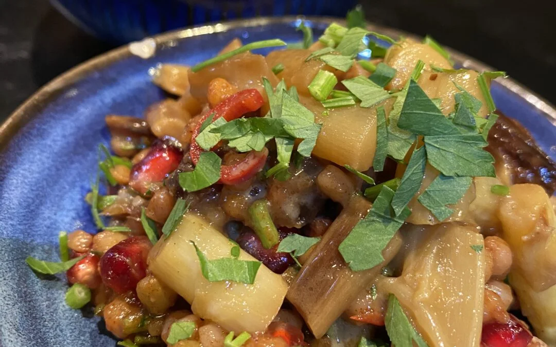 Parelcouscous salade met kaneel, dadelsiroop, spinazie (en witte )asperges