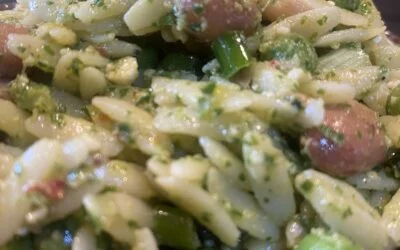 Orzo salade met  borlottibonen, doperwten en rucolapesto