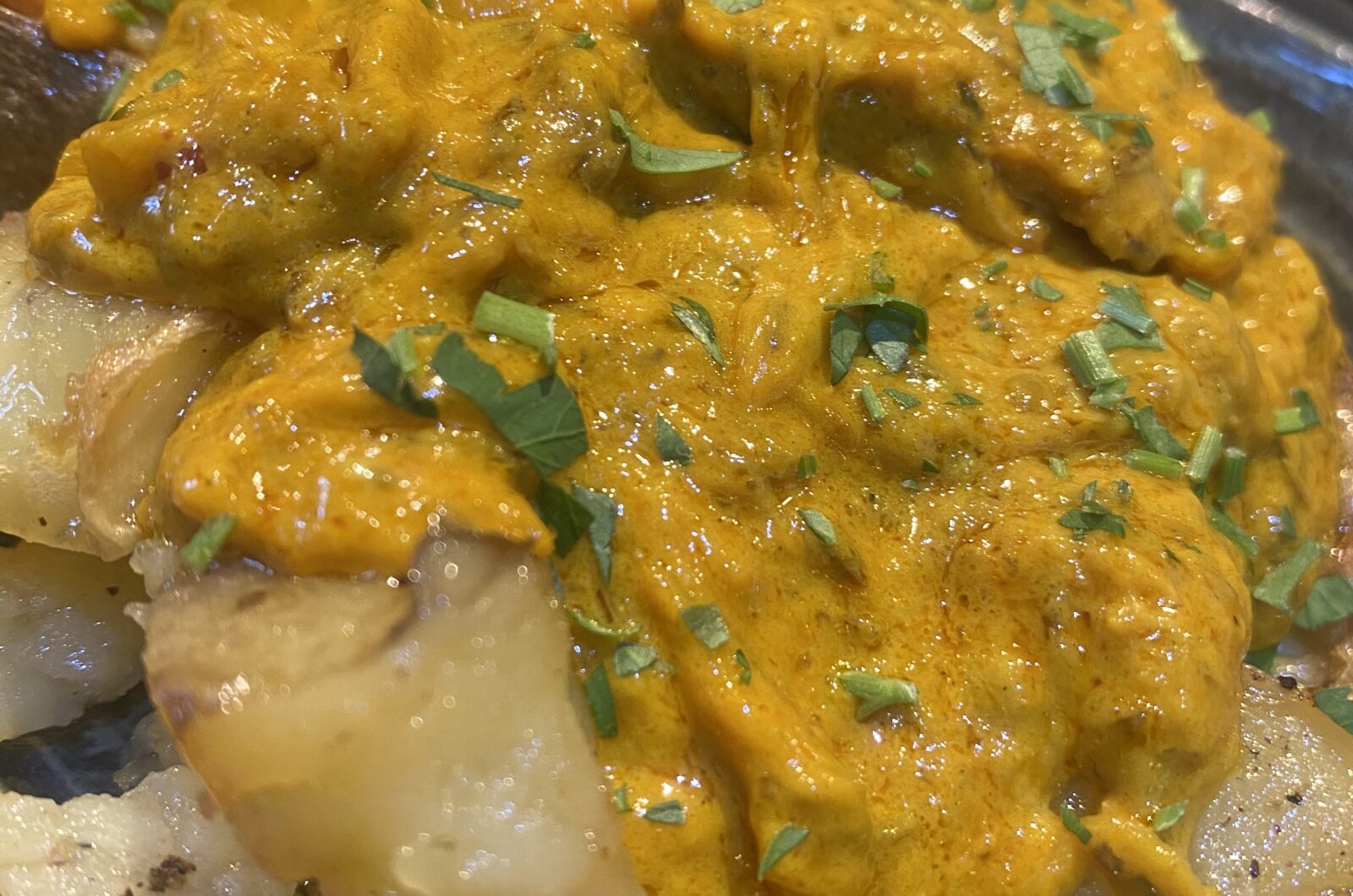Aardappels uit de oven met ingelegde aubergine/yoghurtsaus