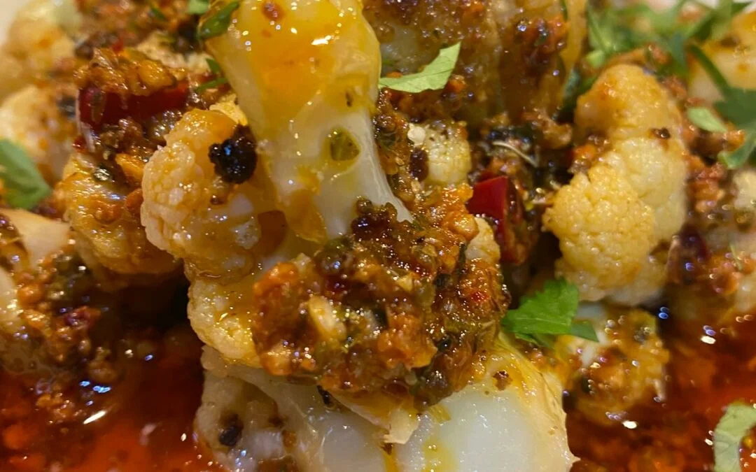 Bloemkool uit de oven op bedje van dadeltahina en met pittige dressing