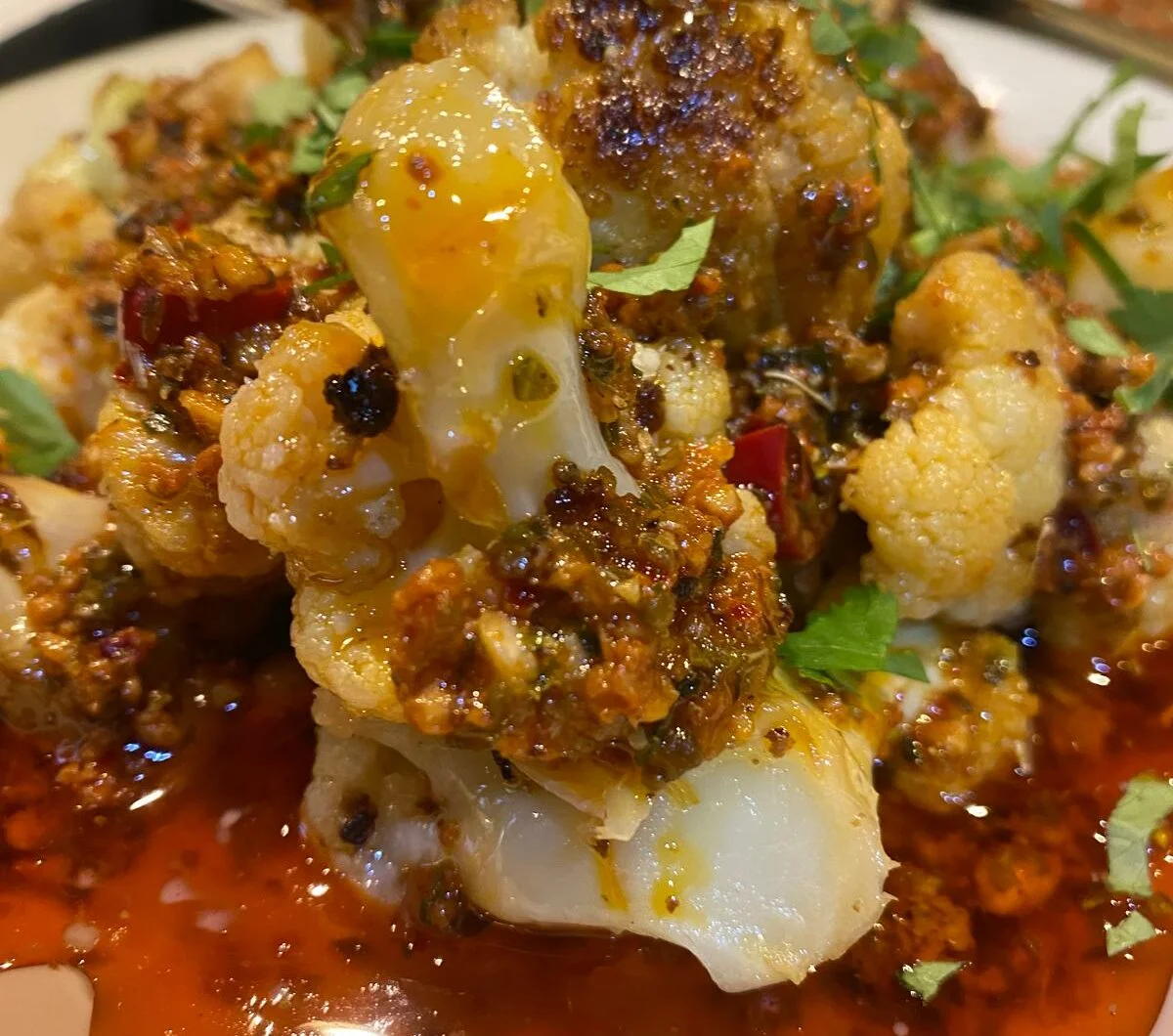 Cauliflower from the oven on a bed of dadelhina and with spicy dressing