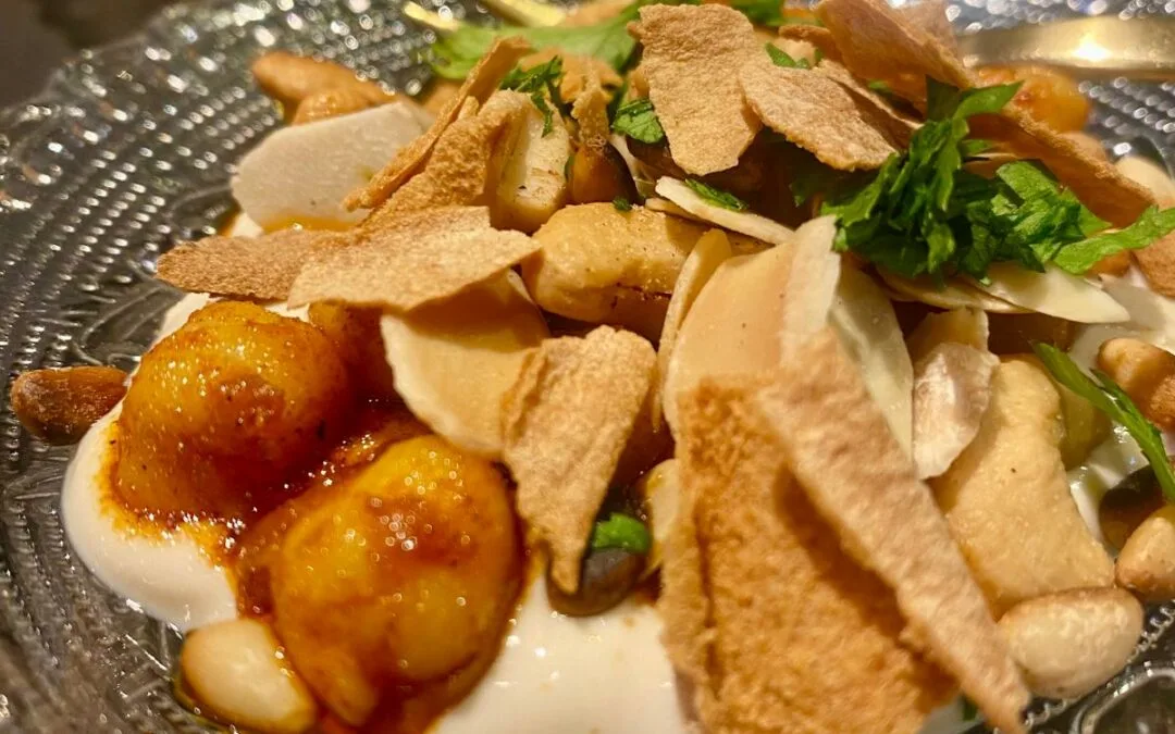 Fetteh met kikkererwten, tahina yoghurt en noten
