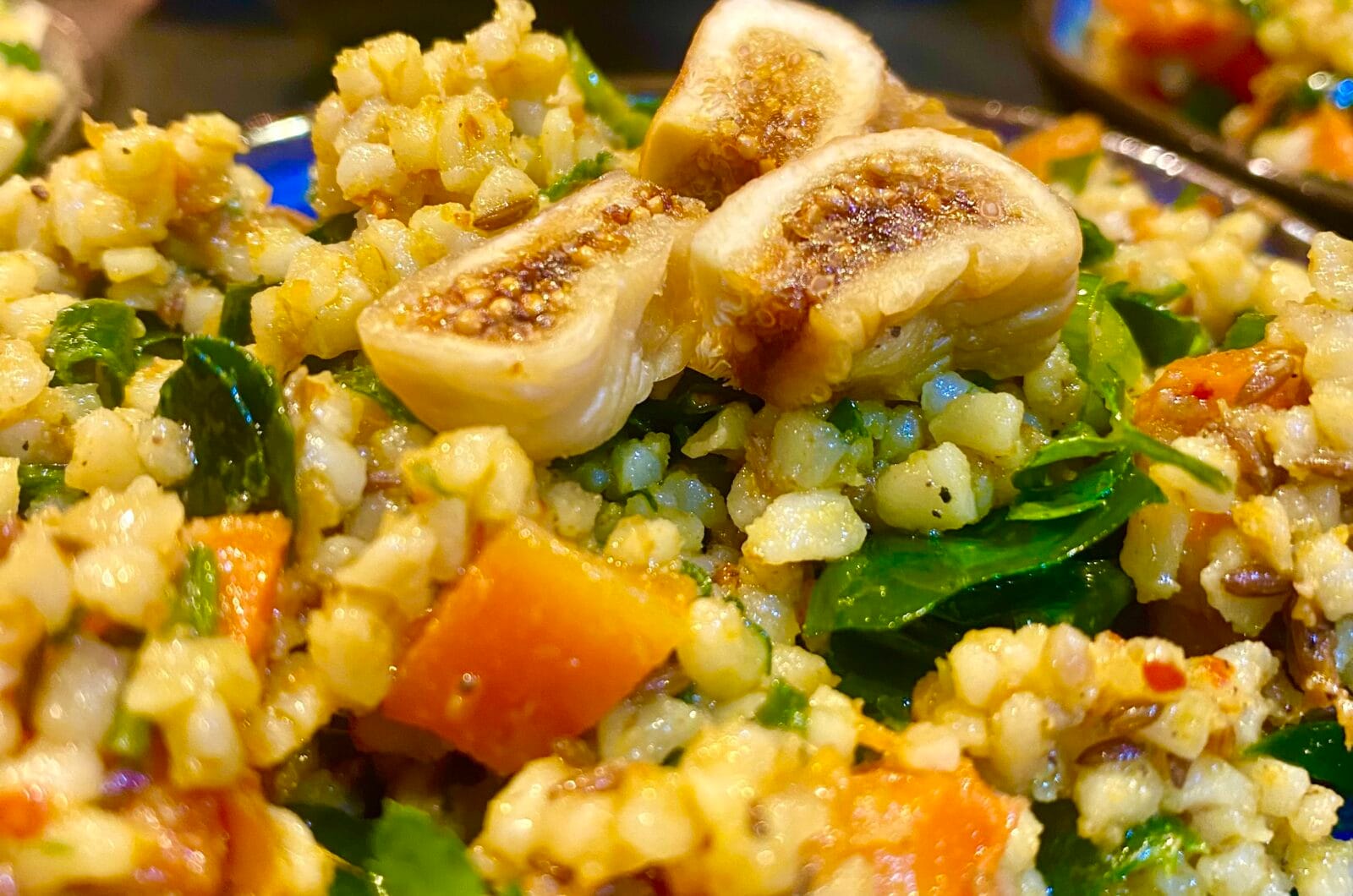 Grove bulgur salade met spinazie, wortel uit de oven en gedroogde vijgen