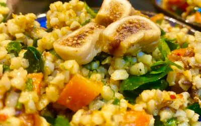 Grove bulgur salade met spinazie, wortel uit de oven en gedroogde vijgen