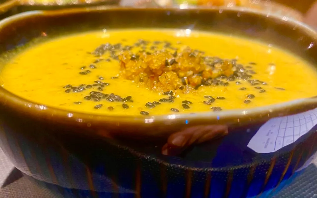 Romige courgettesoep met knapperige bulgur topping