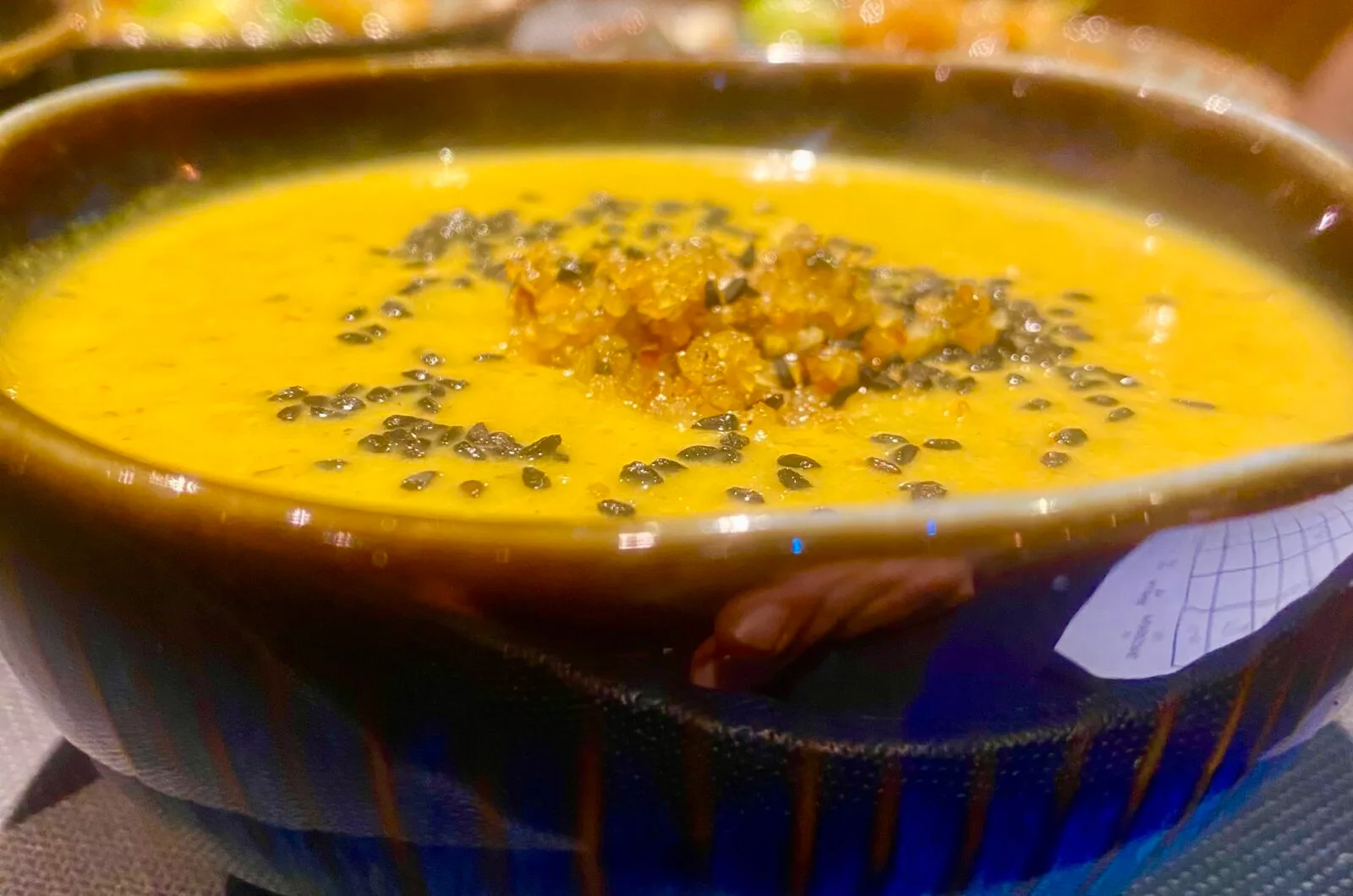 Romige courgettesoep met knapperige bulgur topping