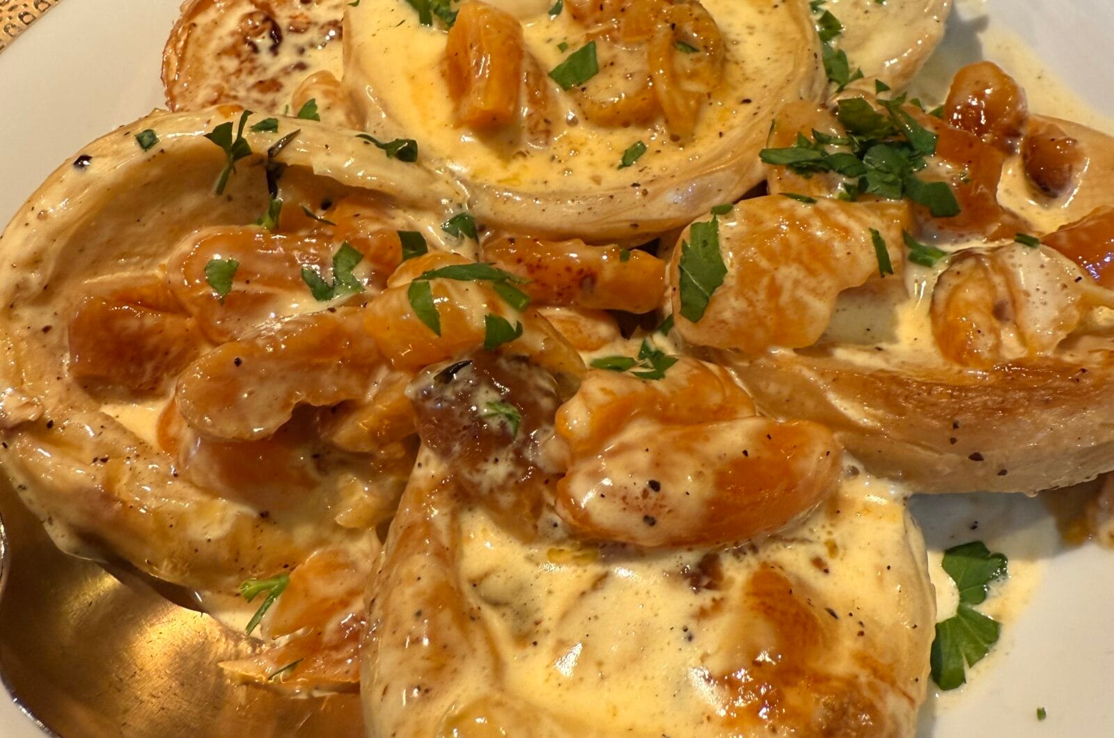 Artisjok in een romige saus met gedroogde abrikoos, knoflook en tijm