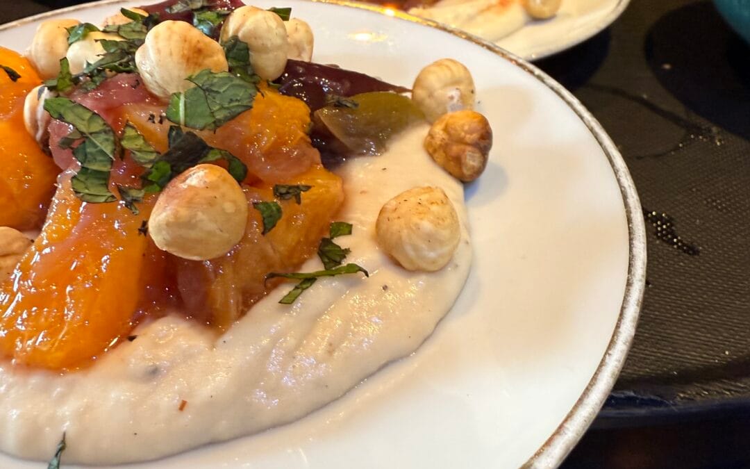 Salade van limabonenpuree, sinaasappel, hazelnoten en ingelegde aubergine