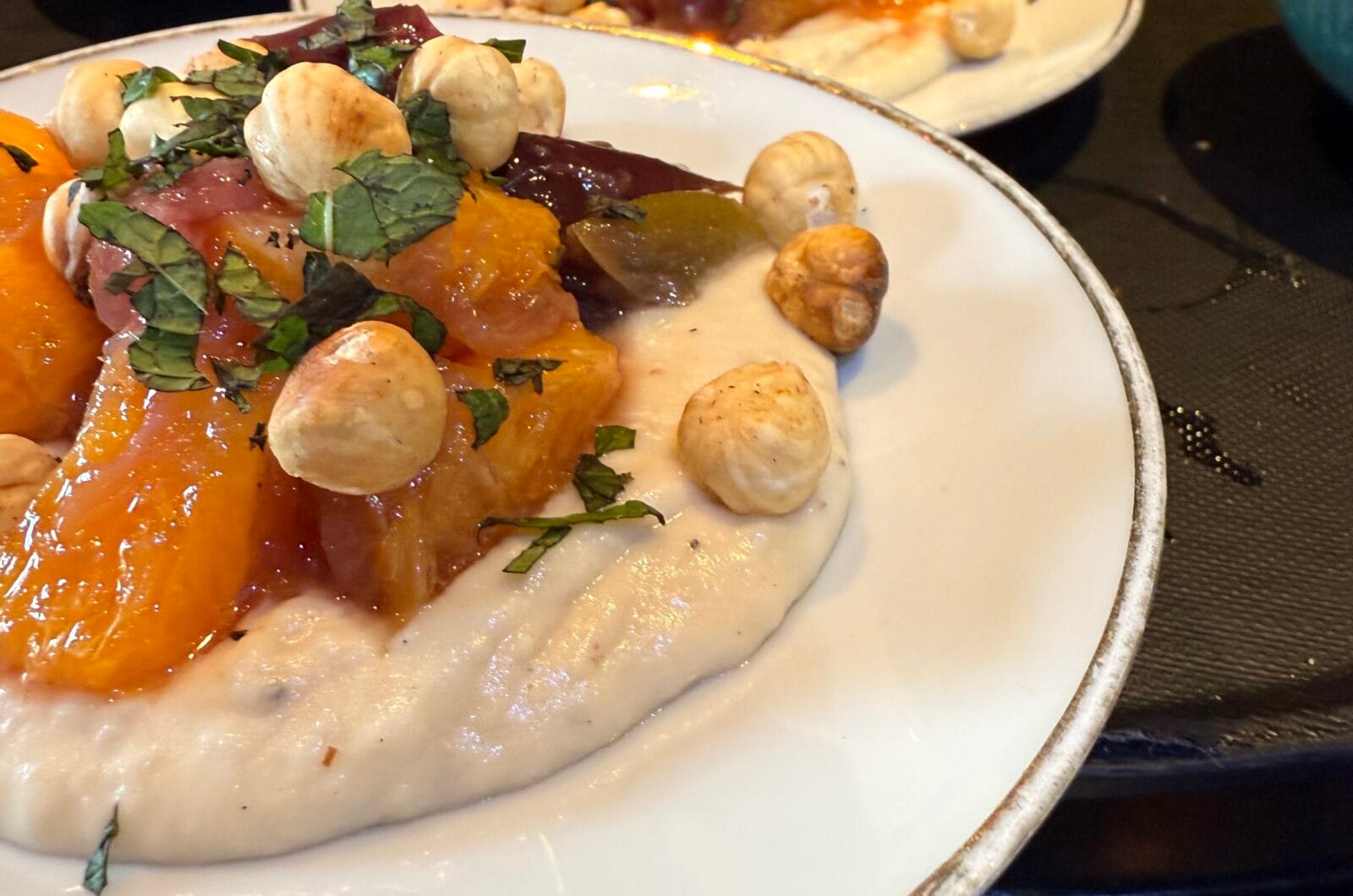 Salade van limabonenpuree, sinaasappel, hazelnoten en ingelegde aubergine