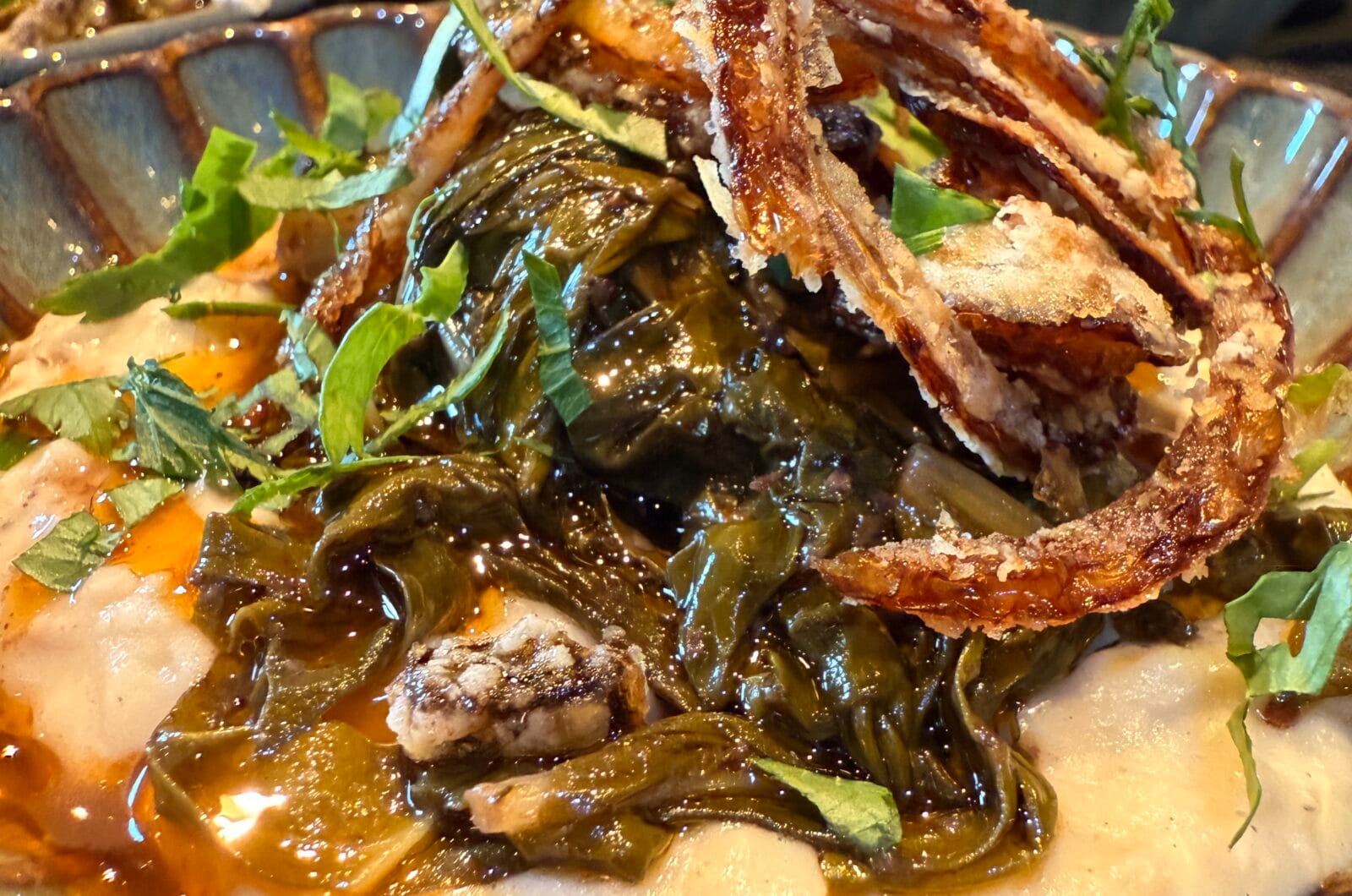 Salade van limabonenpuree, snijbiet en wel heel knapperige uien