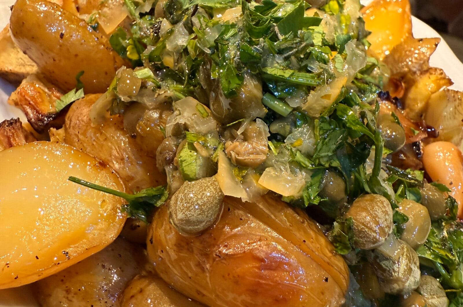 Potatoes from the oven with salsa of pickled lemon and capers