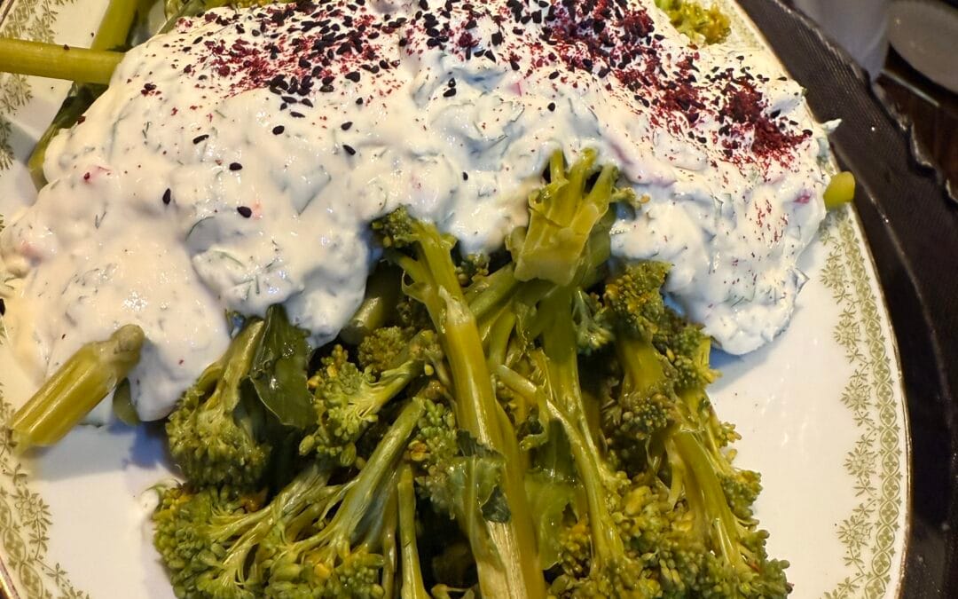 Broccoli of bimi in heerlijke kruidige labneh