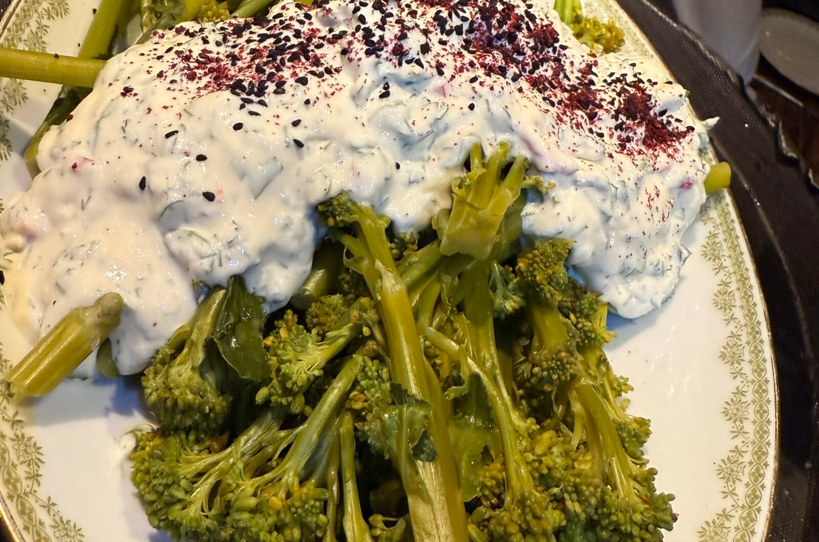 Broccoli in heerlijke kruidige labneh