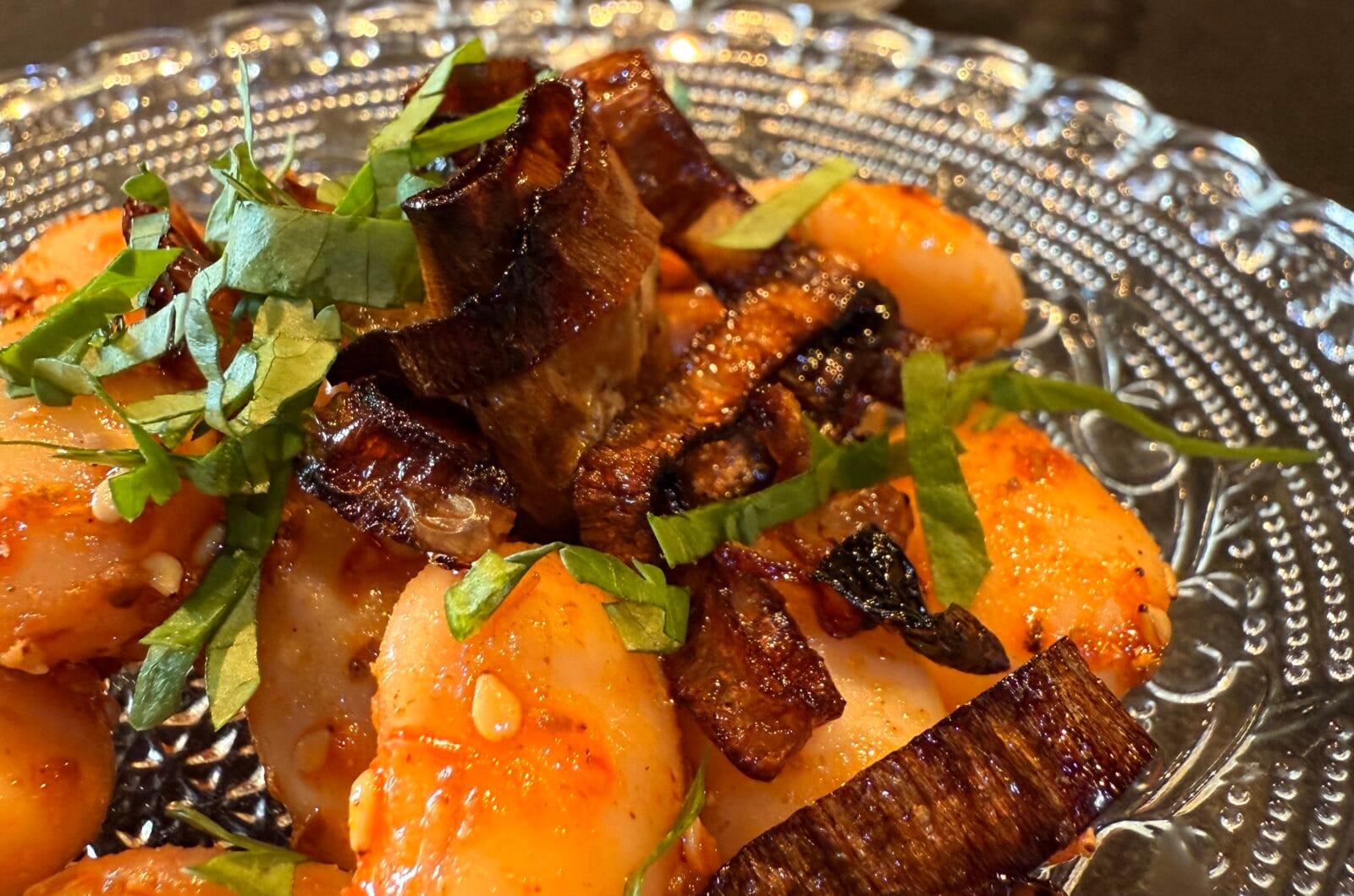 Lekkerste limabonen in crispy oil met ingelegde dadel