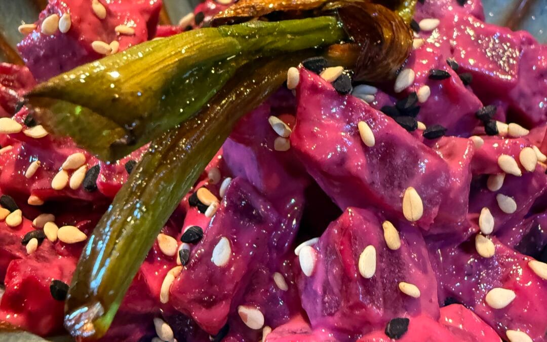 Rode bietensalade in een tahina dressing met gefrituurde bosui