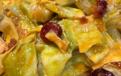 Spitskool gebakken in harissa, druiven en zuurbessen