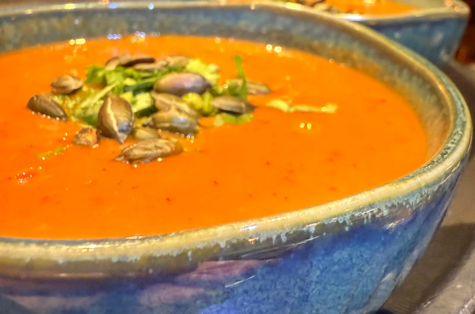 Romige tomatensoep met gember, citroengras en citroenblad