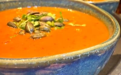 Romige tomatensoep met gember, citroengras en citroenblad