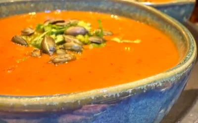 Romige tomatensoep met gember, citroengras en citroenblad