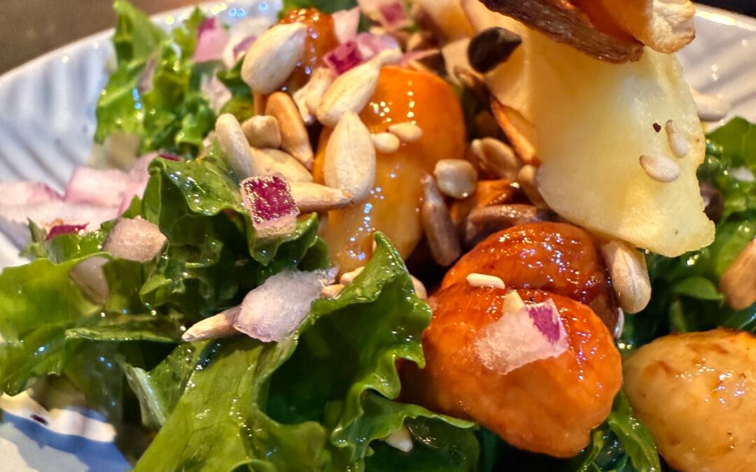 Salade van boerenkool, noten in soja/agave/sesamolie en appel uit de oven