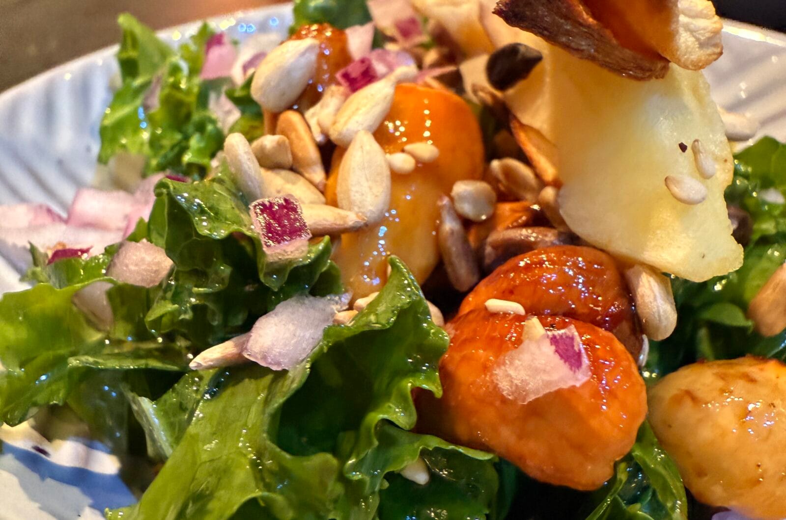 Salade van boerenkool, noten in soja/agave en appel uit de oven