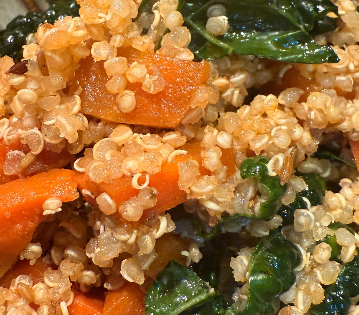 Quinoa salade met kruidige wortel en palmkool