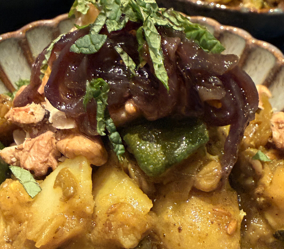 Salade van courgette, krieltje, walnoot en kruidige/zoete ui