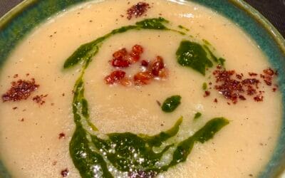 Knolselderijsoep met een vleug vanille, ruccolaolie, zuurbessen en sumak