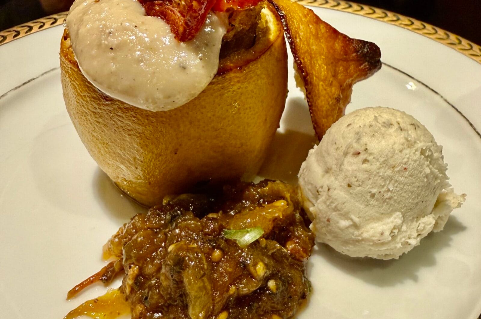 Citroen gevuld met risotto, pijnboompittencrème, gekaramelliseerde ui en chutney