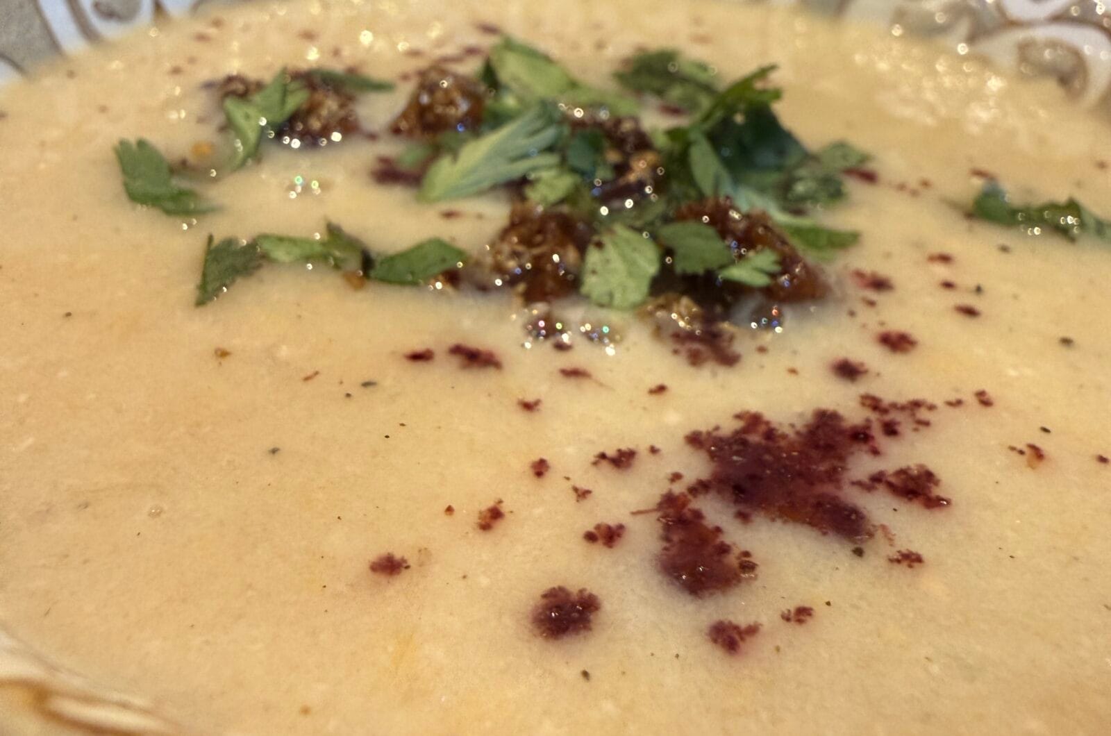 Frisse, romige kikkererwtensoep met croûtons