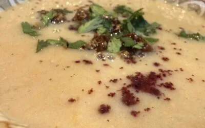 Frisse, romige kikkererwtensoep met croûtons