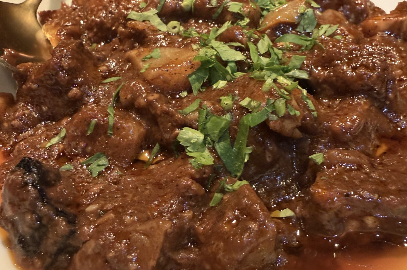 Kruidige verwarmende stoof van knolselderij in dikke tomatensaus